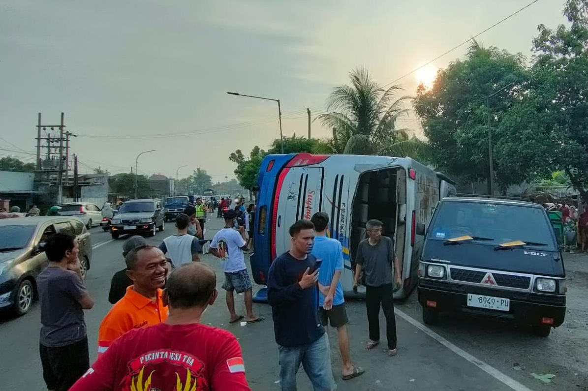 Kecelakaan yang melibatkan bus SugenG Rahayu di Jalan Nasional Sidoarjo