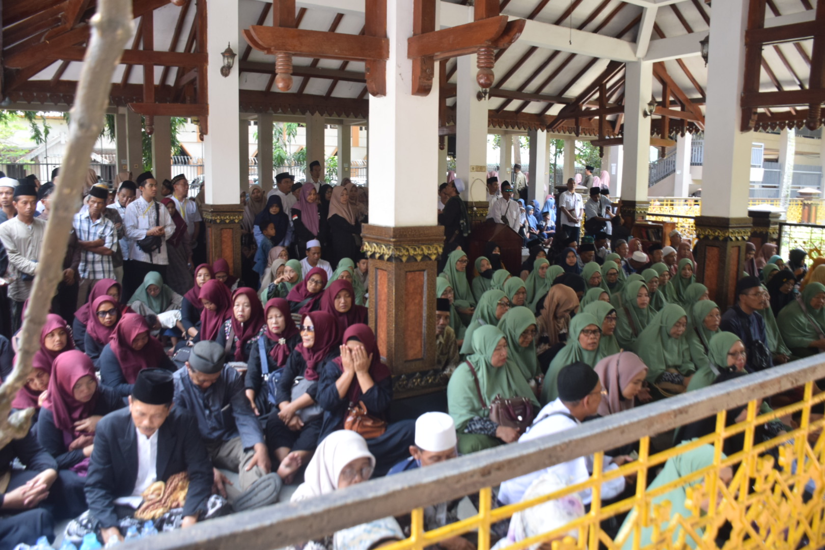 peziarah makam KH M Hasyim Asy&rsquo;ari di komplek Ponpes Tebuireng, Minggu (11/10).