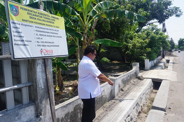 Kepala Desa Kalikejambon Akhmad Iswahyudi menunjukkan bangunan drainase di Dusun Kalijaring.