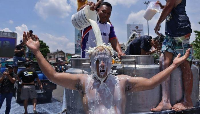 Aksi peternak susu di Boyolali yang melakukan protes akibat rendahnya serapan susu sapi di wilayahnya