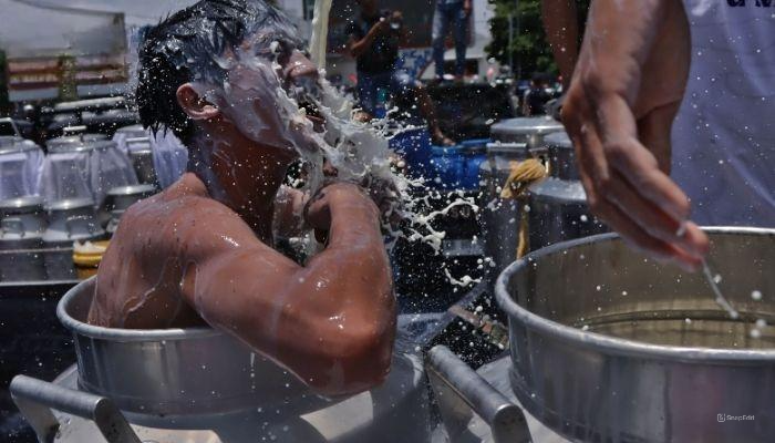 Aksi peternak susu sapi di Boyolali saat protes dengan cara mandi susu