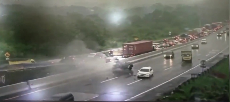 Rekaman CCTV kecelakaan maut KM 92 Tol Cipularang pada Senin (11/11)