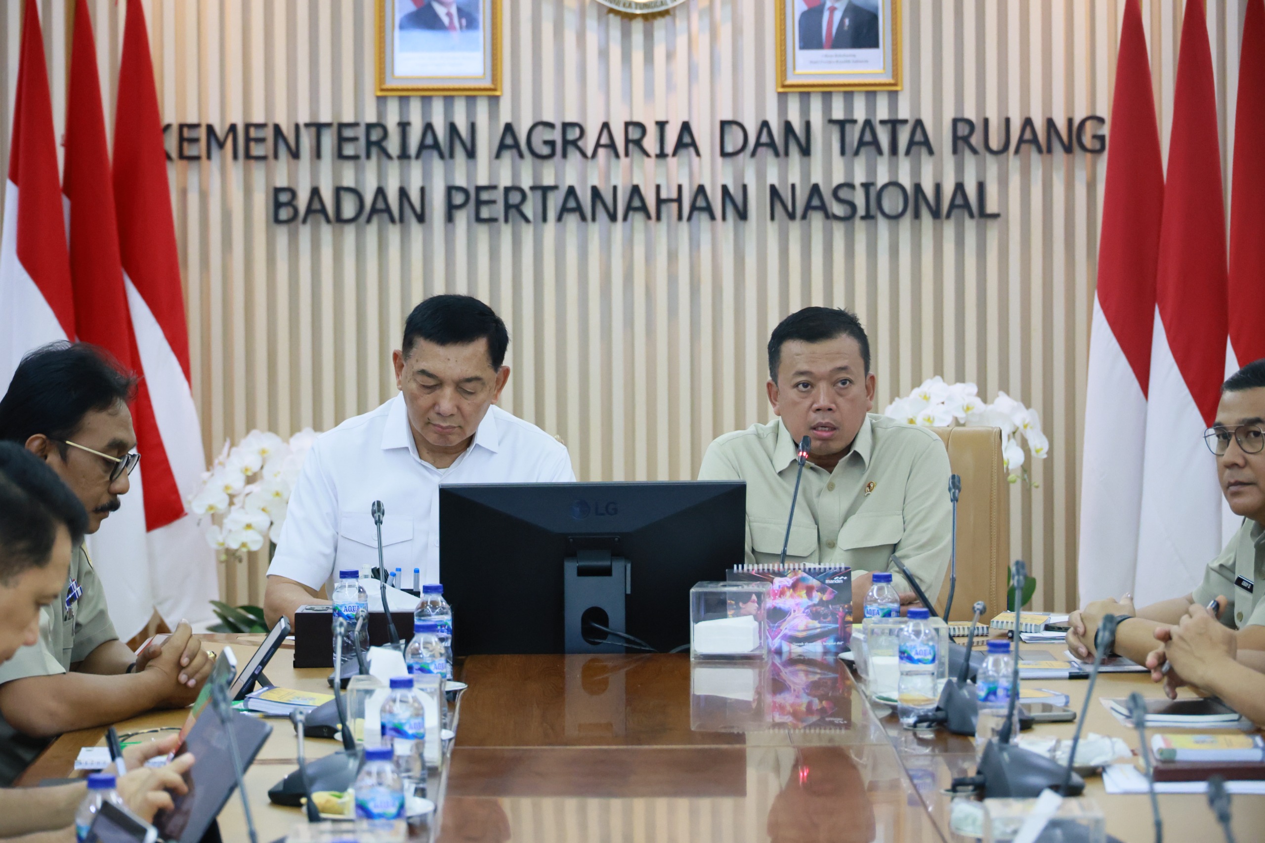 Menteri Agraria dan Tata Ruang/Kepala Badan Pertanahan Nasional (ATR/BPN), Nusron Wahid menerima kunjungan dari Menteri Pertahanan (Menhan), Sjafrie Sjamsoeddin, Senin (11/11/2024).