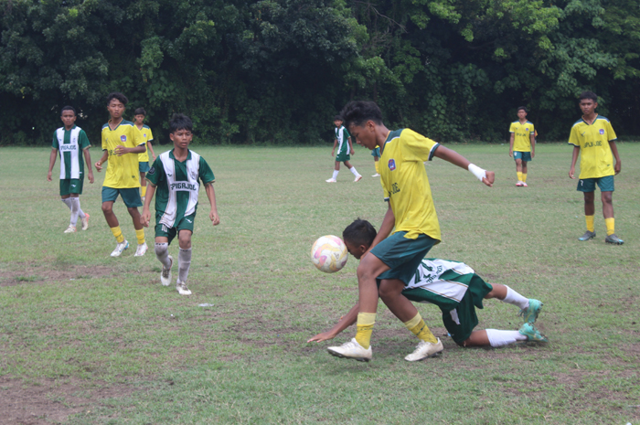 SERU: Pertandingan final SMPN 1 Jombang (kuning) lawan SMPN 3 Jombang (hijau-putih) di Lapangan SMAN 3 Jombang, Senin (11/11).