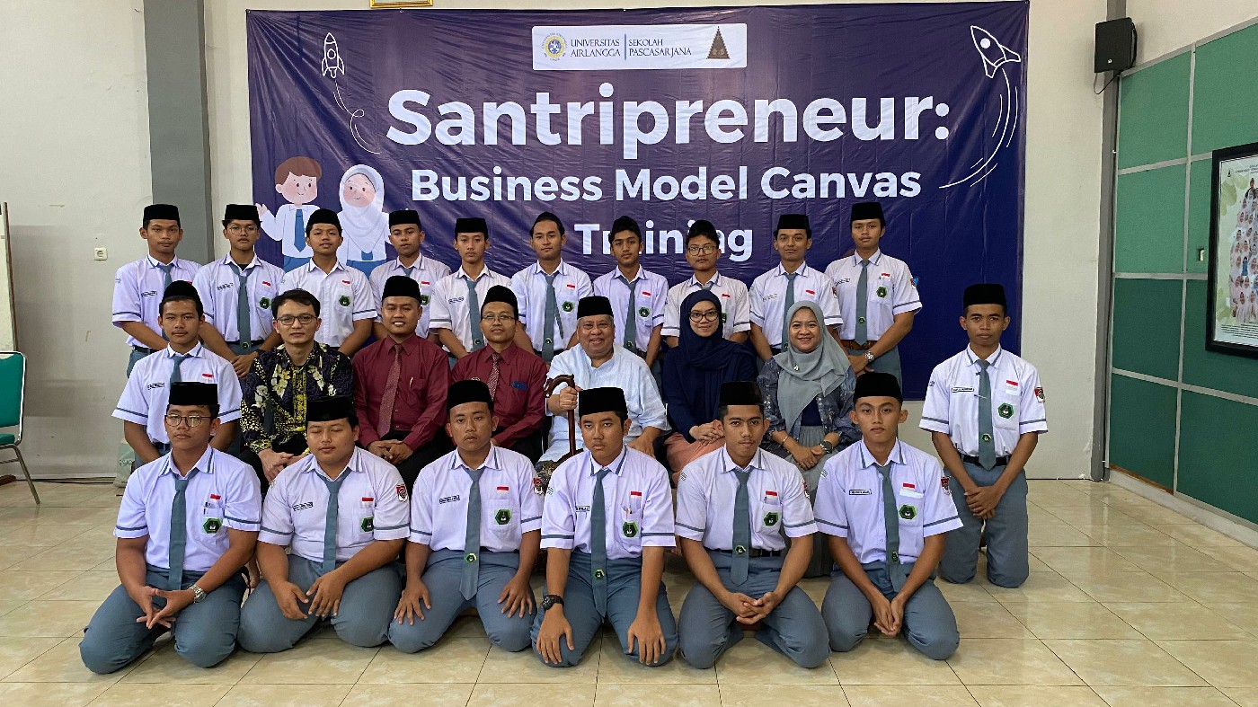 Para santri Tebuireng usai mengikuti pelatihan Business Model Canvas (BMC) yang digelar Unair Surabaya.