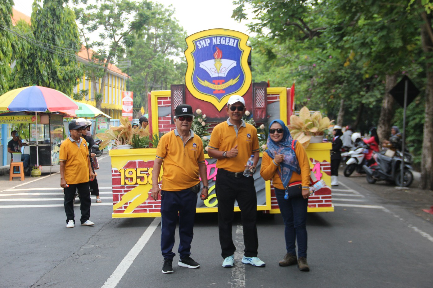 Kepala SMP Negeri 2 Jombang Alim MPd saat mengikuti pawai budaya di Jl Kusuma Bangsa Selasa (12/11).