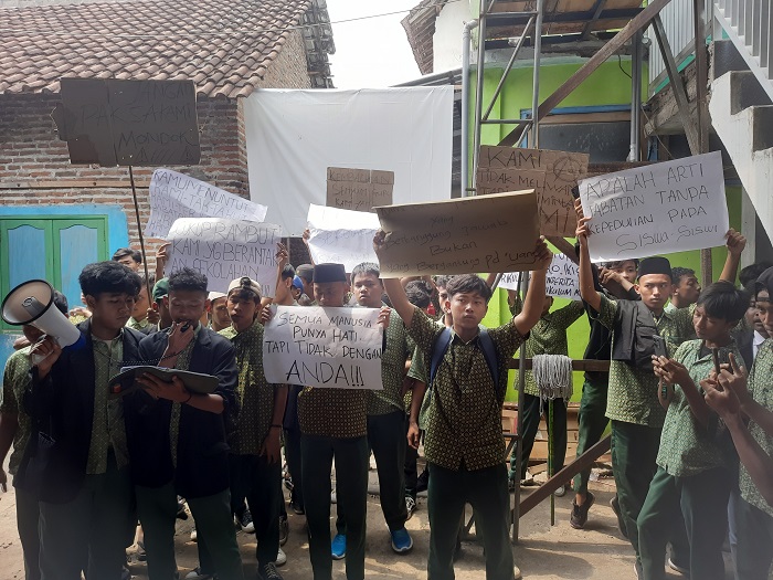 Aksi demonstrasi yang dilakukan ratusan siswa madrasah aliyah di Jombang untuk menuntut mundur yayasan dan kepala sekolah