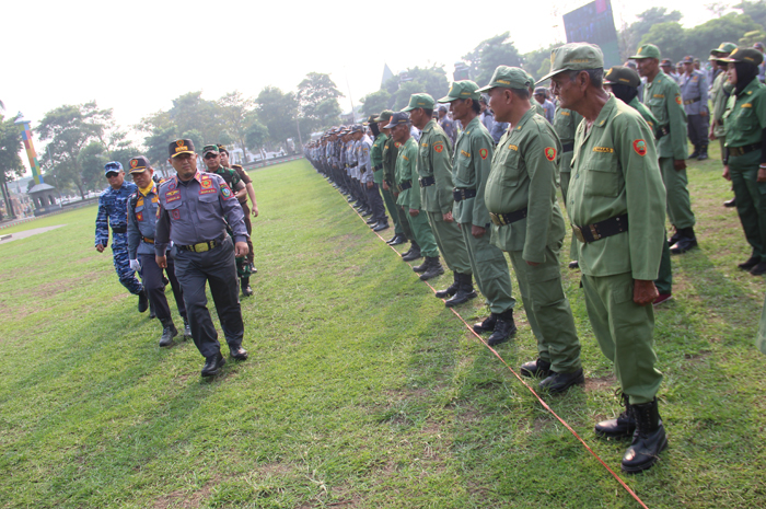 Upacara bersama anggota Satlinmas pengamanan pilkada serentak di Alun-Alun Jombang Rabu (13/11) pagi.