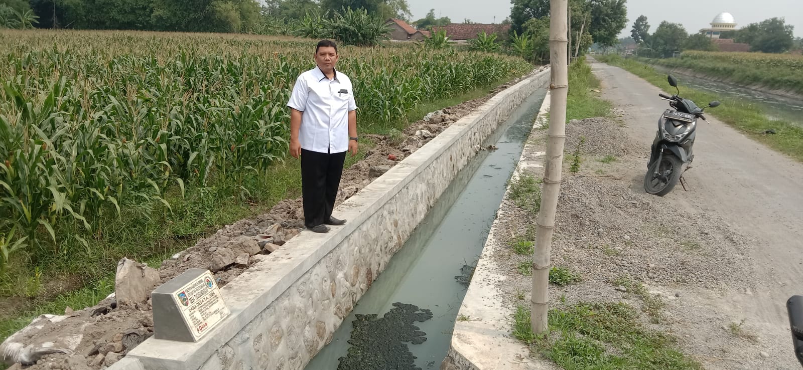 Bayu Hari Satrio Sekdes Tugusumberjo saat menunjukan realisasi pembangunan saluran irigasi di Desa Tugusumberjo Rabu (13/11).