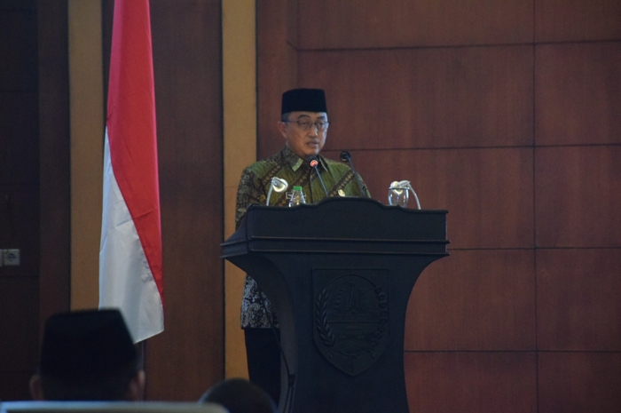 Pj Bupati Jombang teguh narutomo saat membacakan tanggapan atas PU Fraksi dalam pembasahan R-APBD 2025