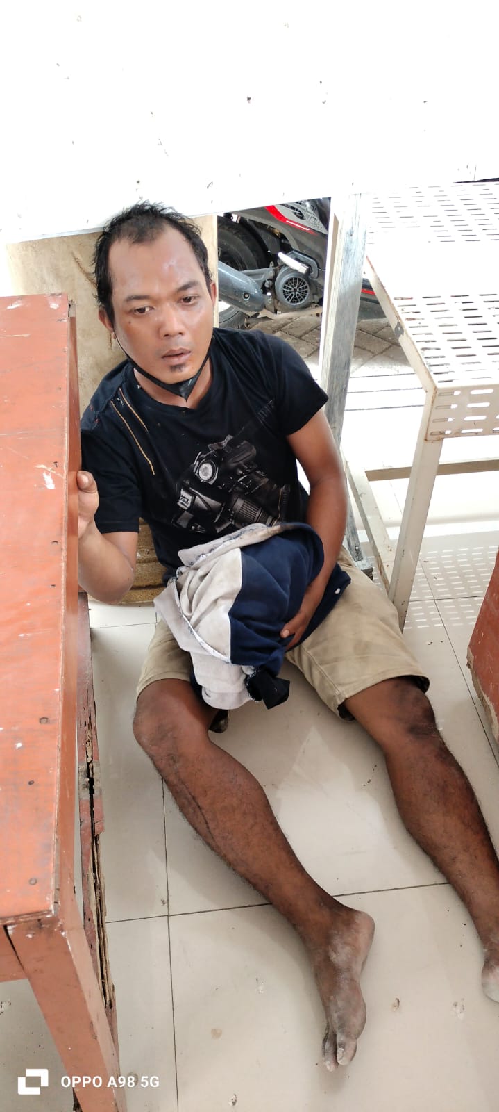 Pelaku pencurian motor saat diamankan di Kantor Desa Daditunggal, Ploso Jombang