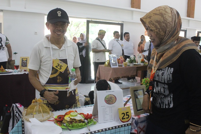 Kabid PAUD dan PNFI Dinas P dan K Jombang, Kasmuji Raharja, turut menjadi peserta lomba memasak nasi goreng non MSG