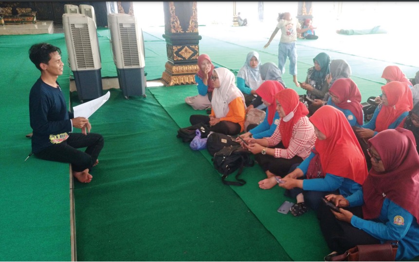 Panitia Apresiasi Menutul Mamamia berkoordinasi mengecek kesiapan pelaksanaan final di Pendopo Kabupaten Jombang (15/11).