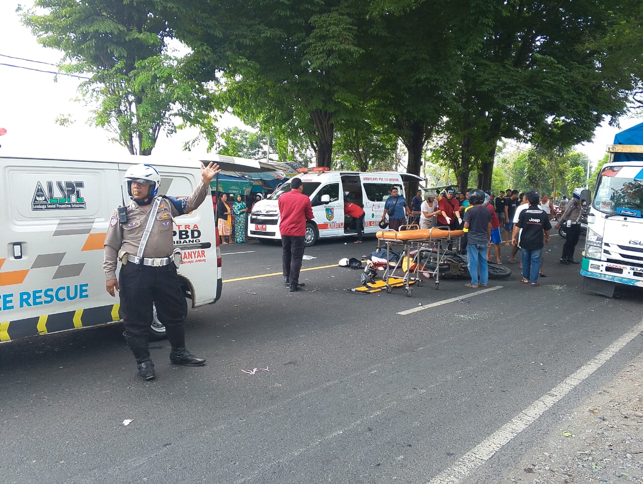 Petugas mengevakuasi korban kecelakaan maut di JKalur Arteri Nasional Tunggorono Jombang