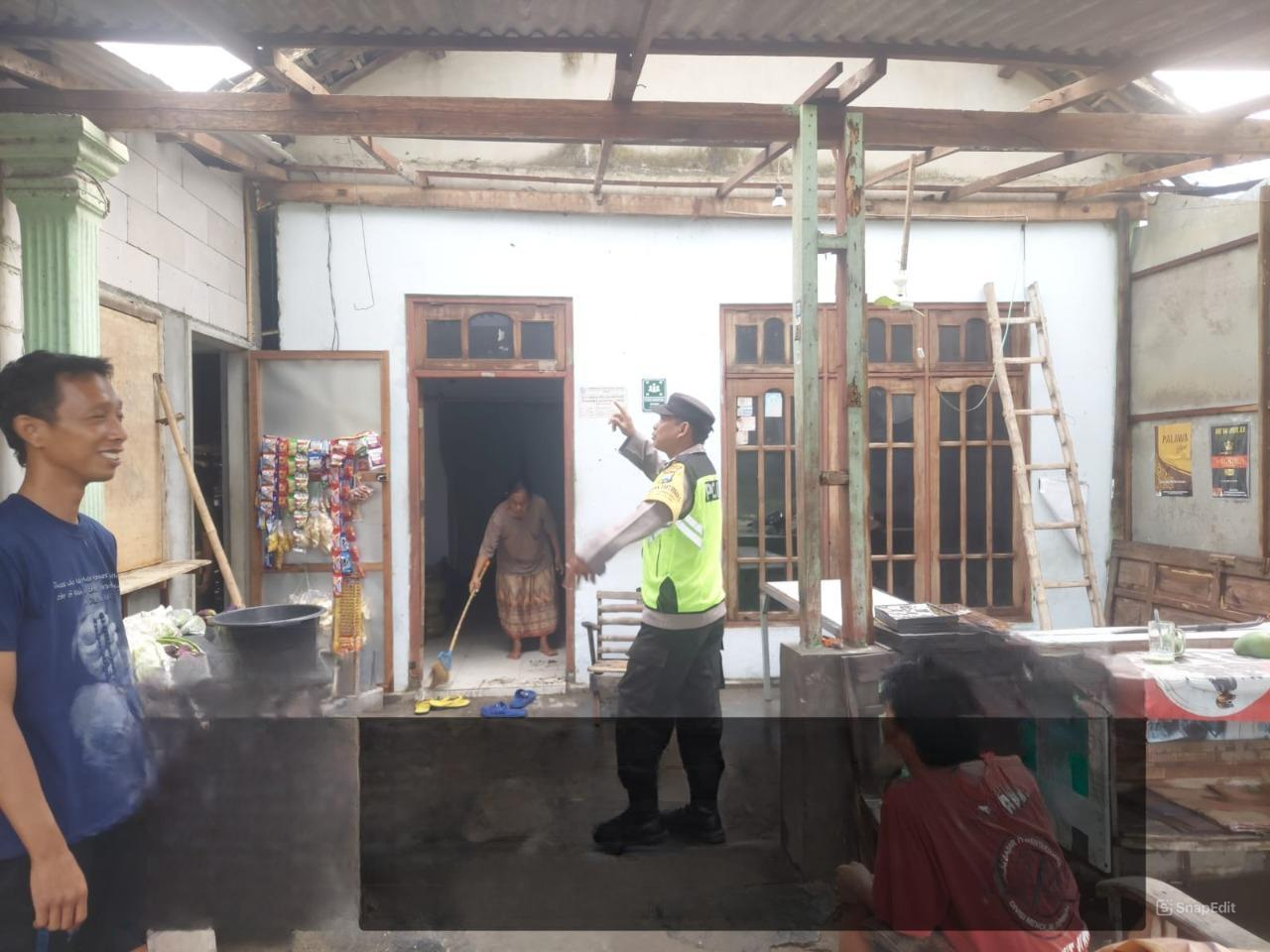 Rrumah warga di Sudimoro, Megaluh, Jombang yang rusak diterjan angin kencang