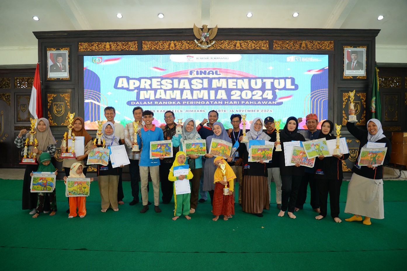 Direktur Jawa Pos Radar Jombang, M Nur Kholis, Asisten Administrasi Umum, Syaiful Anwar, Kepala Dinas Kominfo, Endro Wahyudi, Ketua Himpaudi, Purnomo, bersama finalis Apresiasi Menutul Mamamia 2024