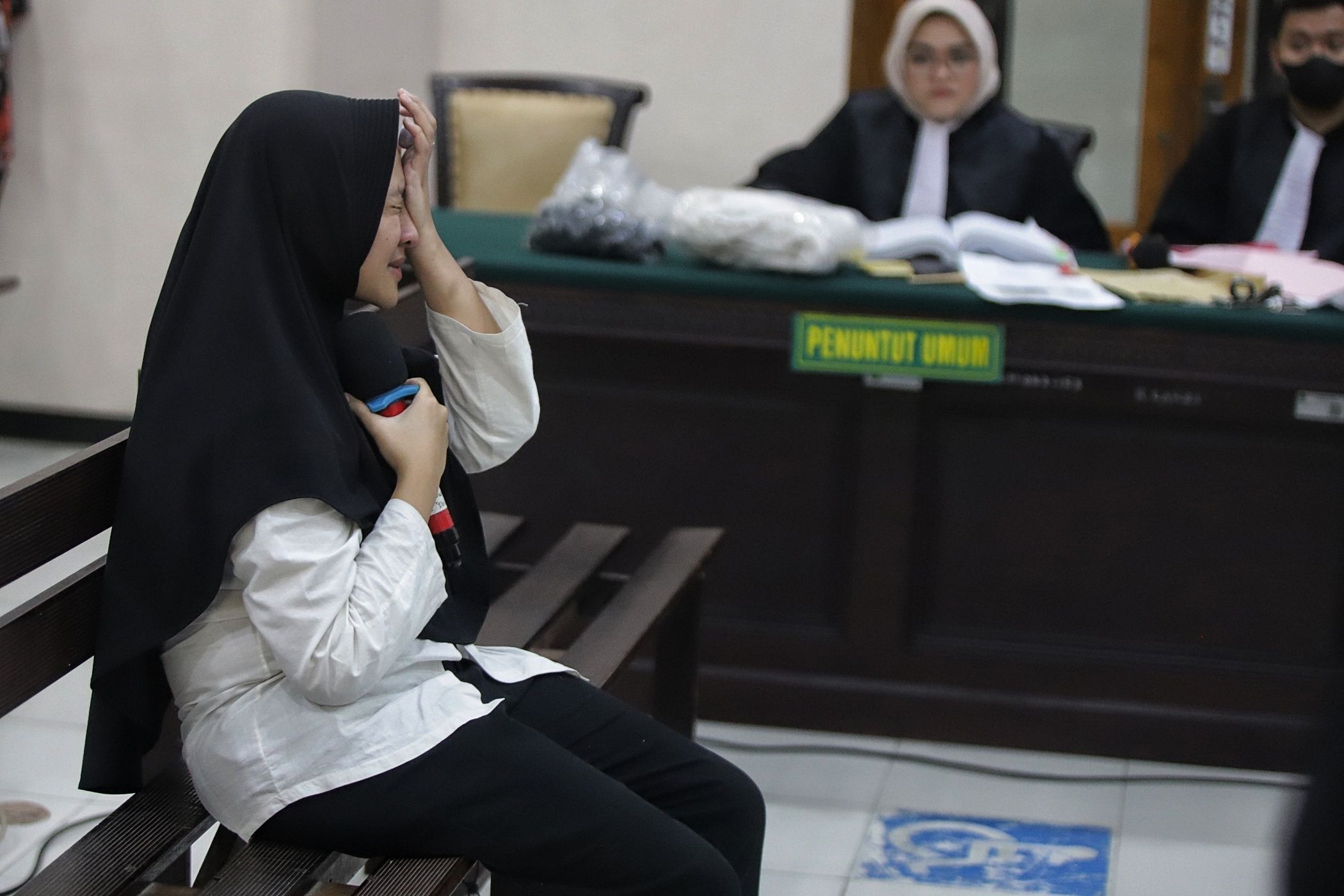 Briptu Fadila saat menjalani sidang di PN Mojokerto (19/11)