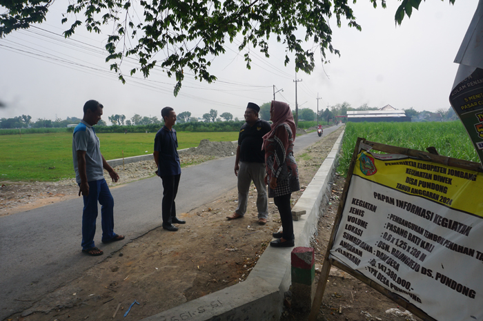 Kepala Desa Pundong Sri Handayani bersama jajaran perangkat desa di lokasi pembangunan TPT di Dusun Balongrejo.