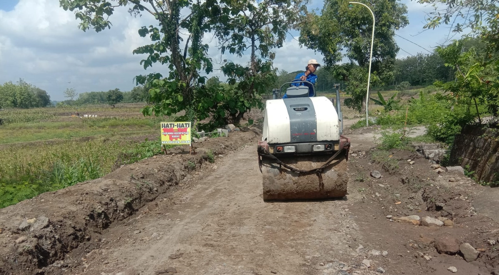 Perbaikan jalan ruas Genengan Jasem Karangpakis Kecamatan Kabuh Jombang ini dilakukan dengan pembiayaan DBHCHT