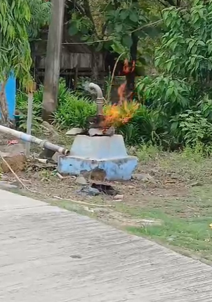 Pipa pamsimas di Desa Manduro, Kabuh, Jombang mengeluarkan api dan membuat heboh