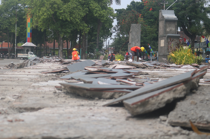 Pekerja terlihat membongkar lantai panggung Alun-alun Jombang