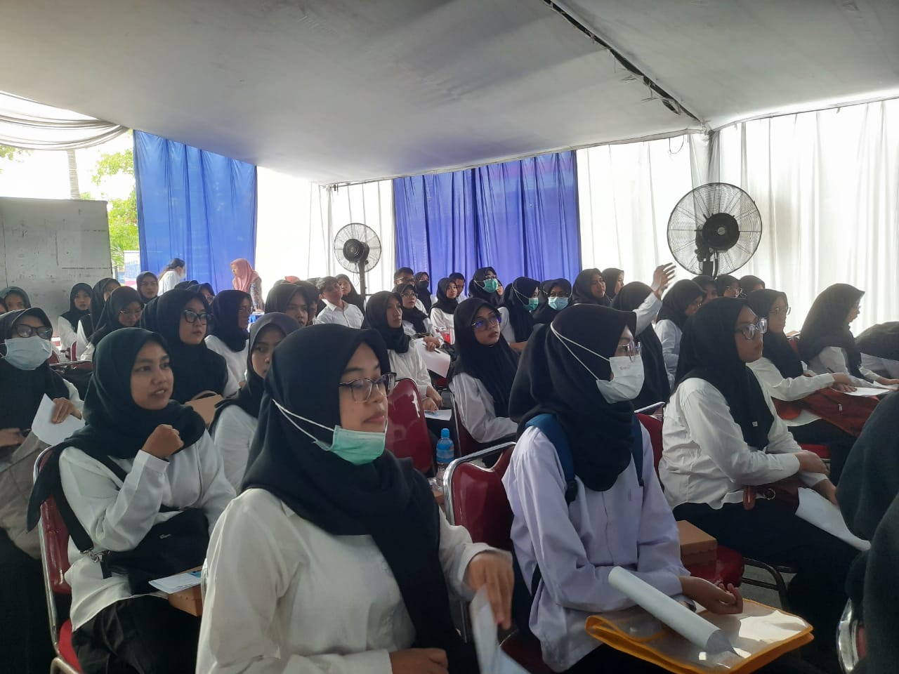Peserta SKD sebelum memasuki ruangan di BKN Kanreg II Surabaya (4/11).