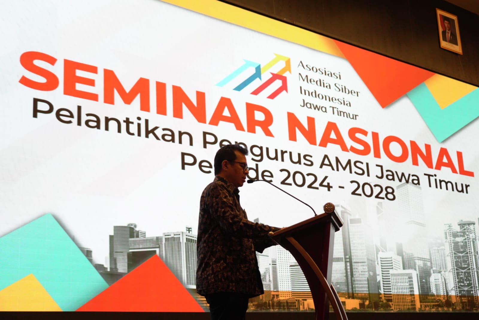 Wakil Wamen Komdigi Nezar Patria melantik pengurus AMSI Jawa Timur periode 2024-2028 di Whiz Luxe Hotel Spazio Surabaya