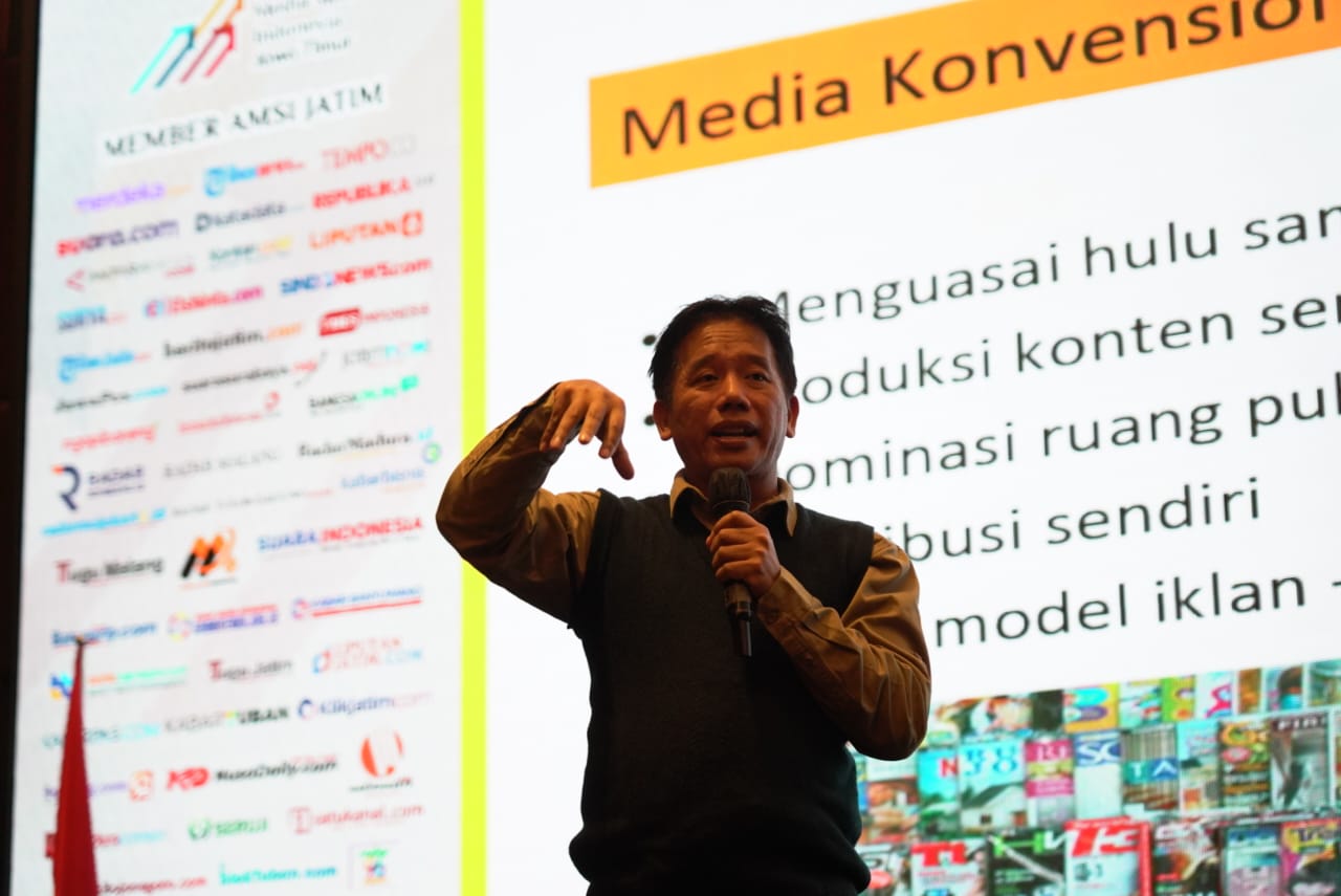 Editor in Chief Suara.com Suwarjono saat  memberikan presentasinya bertema "Keberlangsungan Bisnis Media Lokal dan Segmentasi Khusus"