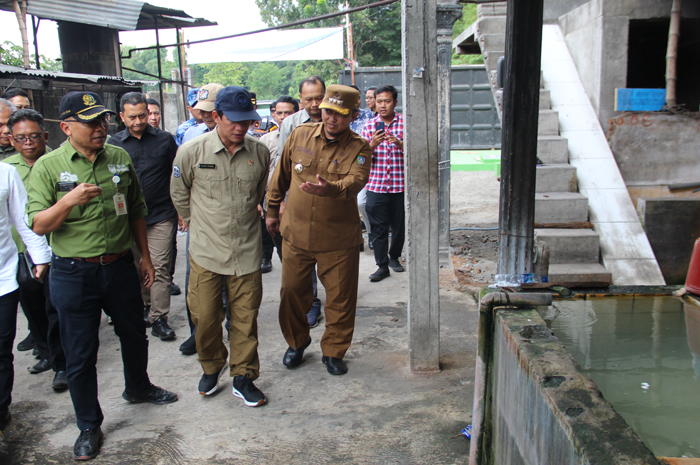 Menteri Lingkungan Hidup Hanif Faisol Nurofiq didampingi Pj Bupati Jombang meninjau lokasi IPAL Biogas KLH di Desa Mayangan Jogoroto dan sentra tahu di Desa Ngumpul, Kecamatan Jogoroto.