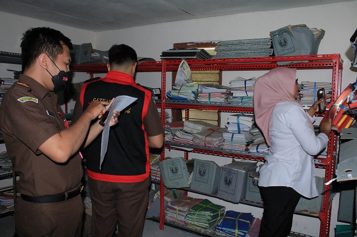 Penggeledahan yang dilakukan penyidik dalam kasus utang janggal Perumda Panglungan kepada Bank UMKM Jatim Cabang Jombang