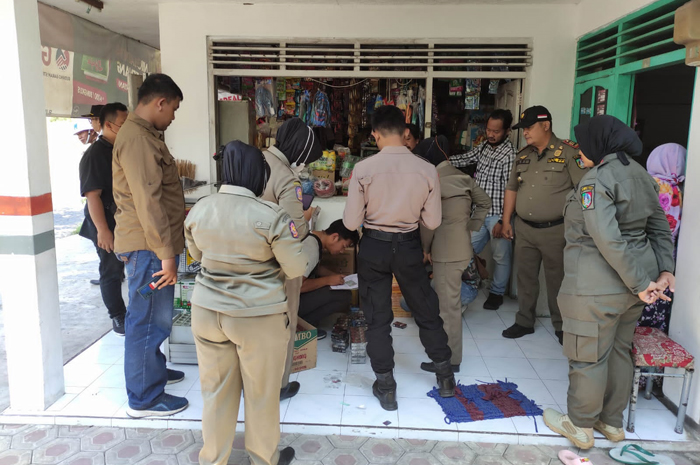 Satpol PP Jombang saat melakukan razia rokok ilegal bersama tim gabungan