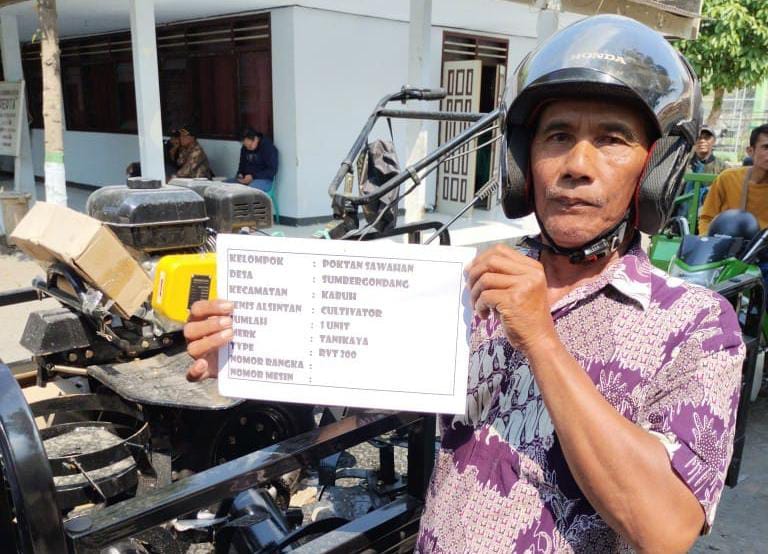 Poktan penerima bantuan alsintan dari dana DBHCHT di Kecamatan Kabuh
