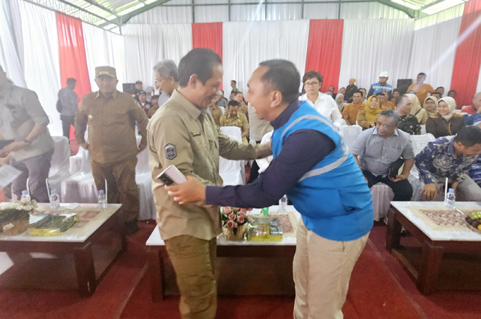 Manajer UP3 Mojokerto Muhammad Syafdinnur (pakai rompi) menyambut Menteri Lingkungan Hidup Dr Hanif Faisol Nurofiq di Desa Mayangan, Kecamatan Jogoroto, Selasa (19/11).