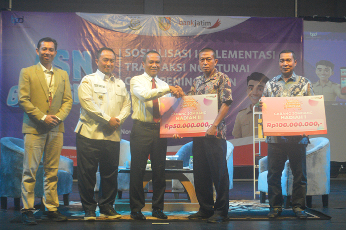 Pimpinan Bank Jatim Cabang Jombang, Hanif Julhamsyah (pakai jas), bersama Pj Bupati Jombang Teguh Narutomo bersama pemenang undian Simpeda, Rabu (20/11).