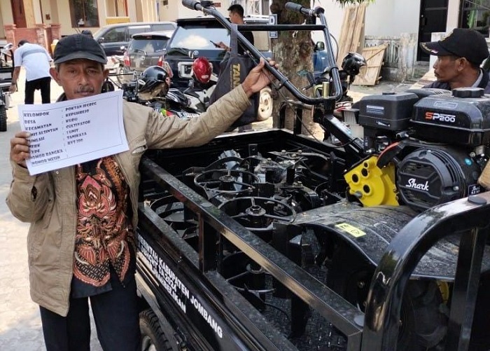 Poktan asal Kecamatan Kudu yang menerima bantuan Alsintan dari dana DBHCHT di Jombang