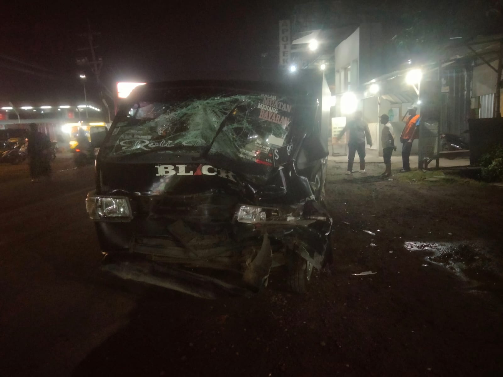 kondisi pikap yang menabrk pikp lain dan seorang pria yang sedang nobar timnas Indonesia di Jombang