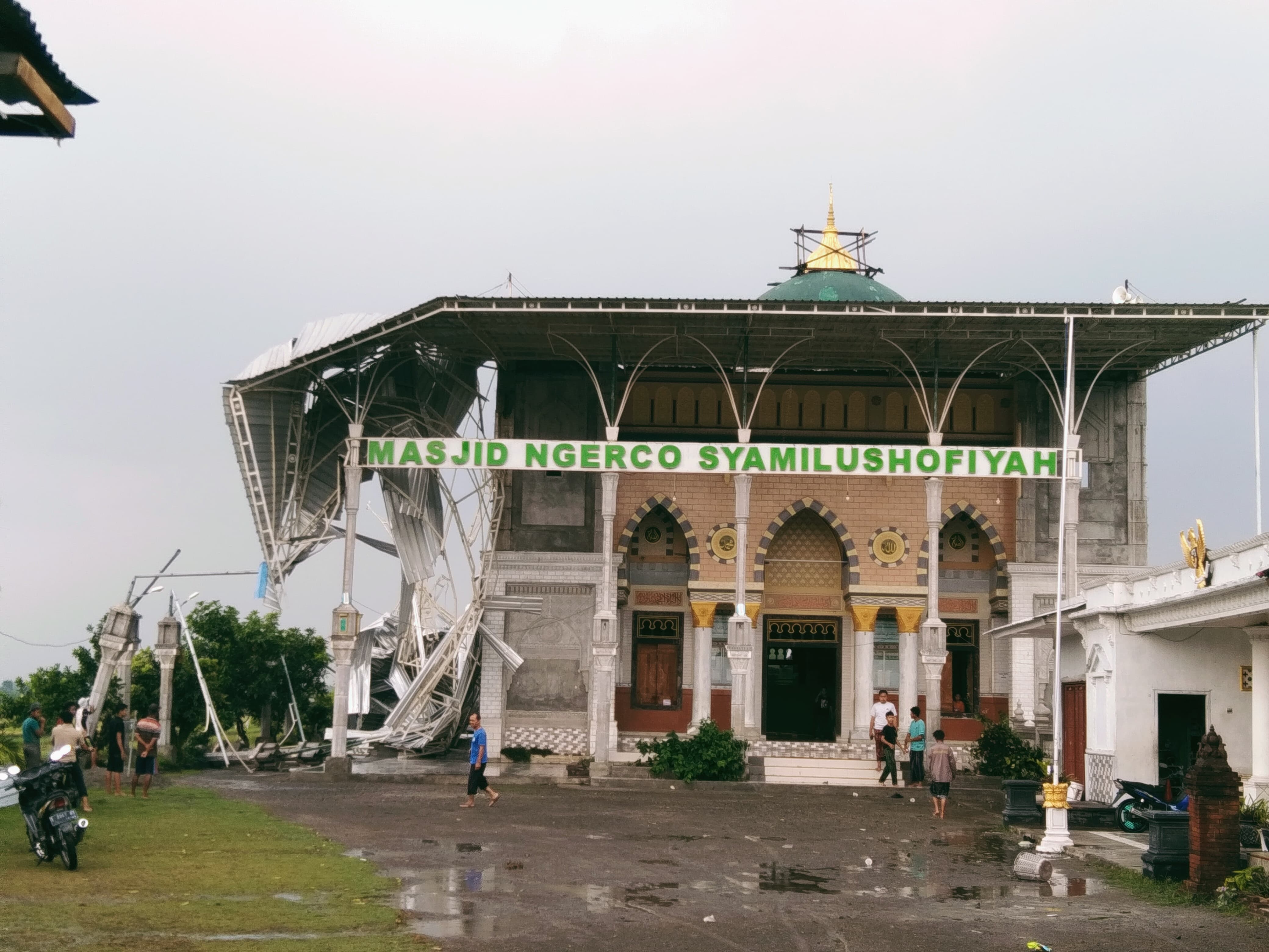Atap masjid di Desa Pojokrejo, kesamben Jombang yang rusak diterjang angin kencang