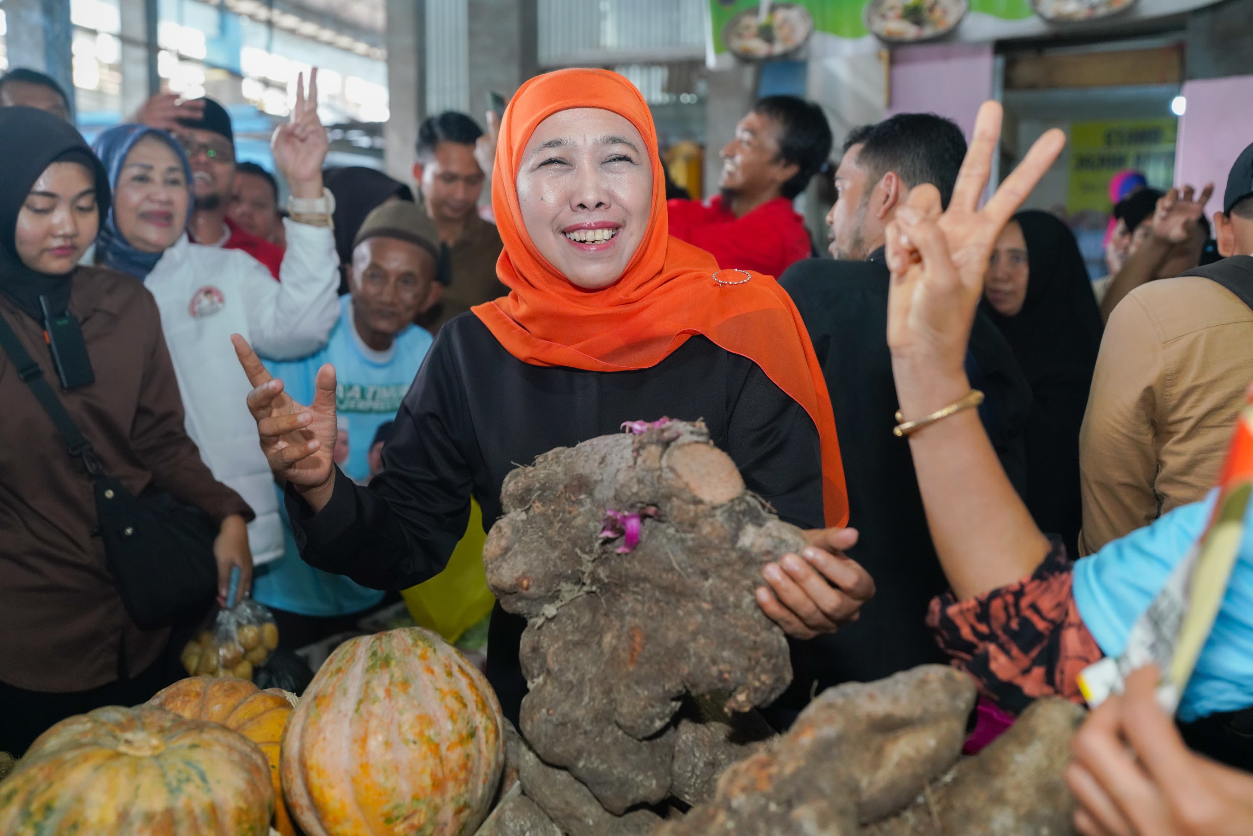 Calon Gubernur Jawa Timur Khofifah Indar Parawansa saat blusukan ke Pasar Sidoharjo Lamongan, Jumat (22/11/2024).