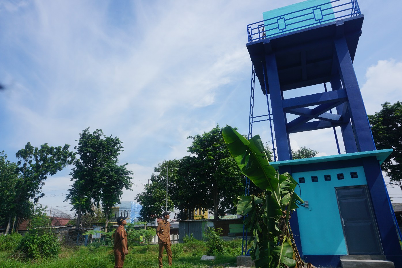 Kepala Desa Blimbing Gudo Jombang Wahyu Hidayat didampingi perangkat desa saat menunjukkan lokasi pembangunan tempat penampungan air yang berada di Dusun Sukomulyo.