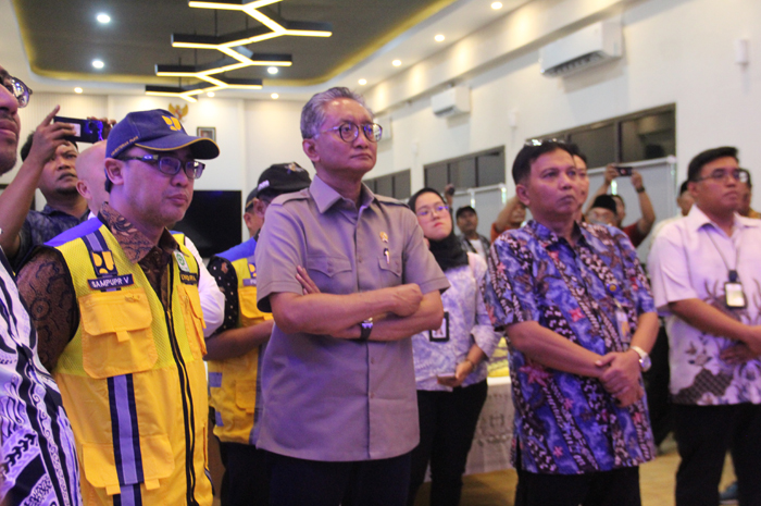 Menteri Pekerjaan Umum RI Dody Hanggodo saat memantau sistem irigasi Waduk Siman di kantor Unit Pengelola Irigasi DI Siman Jombang Jumat  (22/11).