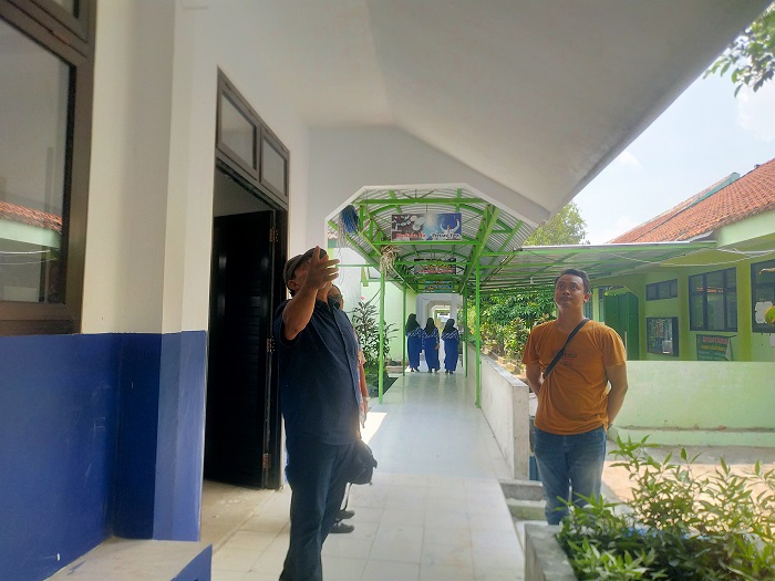 Komisi C DPRD Jombang saat sidak hasil proyek rehab bangunan SMPN 6 Jombang