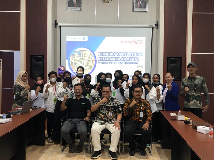 Pemkab Jombang melalui Dinas Tenaga Kerja Kabupaten Jombang getol meningkatkan kesejahteraan pekerja dan eks pekerja pabrik rokok
