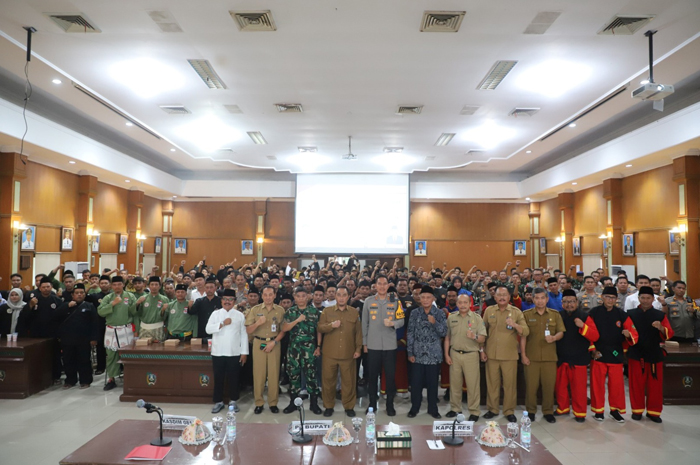 KOMPAK: Pj Bupati Jombang Teguh Narutomo didampingi jajaran kepala forkopimda dan Kepala Bakesbangpol Anwar bersama peserta di Ruang Bung Tomo, kemarin (25/11).
