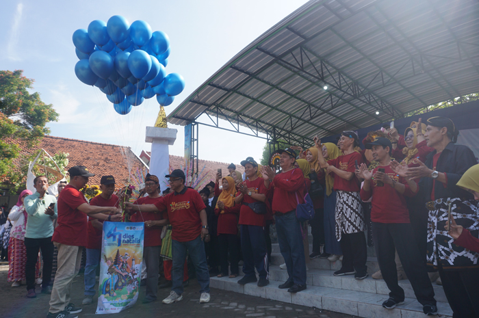 MERIAH: Plt Kepala SMPN 1 Tembelang, Didik Qomarudin MMPd, didampingi civitas sekolah melepaskan balon dalam pembukaan karnaval budaya dies natalis ke-41, Jumat (22/11).