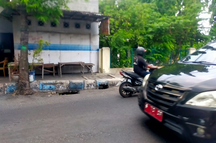 BOLONG: Bahu jalan di Jalan Brigjen Katamso , Jombang, terlihat berlubang,  (25/11).