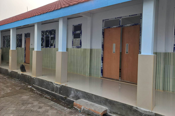 BELUM SELESAI: Proyek pembangunan gedung SMP 2 Ngoro masih belum tuntas dikerjakan.