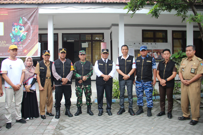 Pj Bupati Jombang Teguh Narutomo saat memantau kesiapan pilkada di kantor Kecamatan Perak, Selasa (26/11).