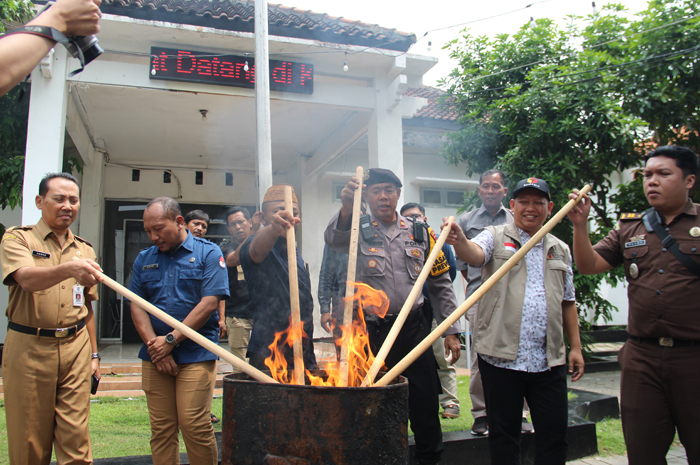 Prosesi pemusnahan surat suara rusak di KPU Jombang (26/11)