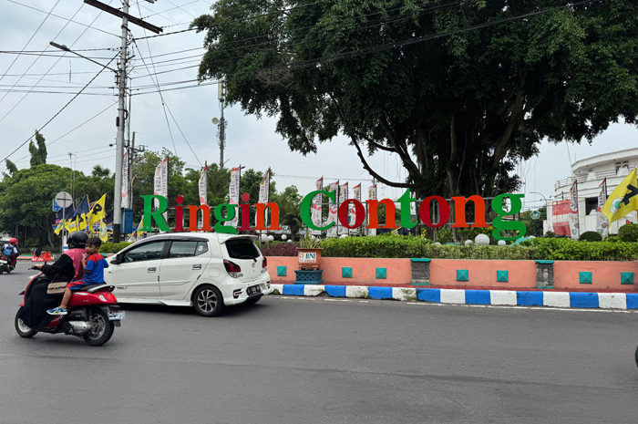 Sejumlah bendera partai masih berkibar di Taman Ringin Contong hingga jelang waktu coblosan