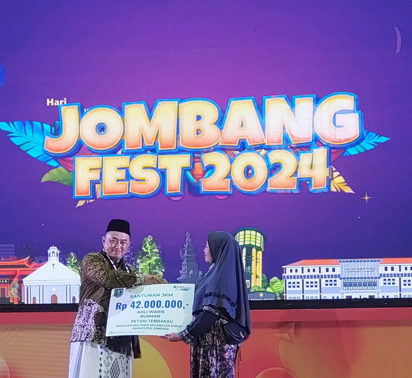Pj Bupati Jombang teguh narutomo menyerahkan santunan kepada keluarga petani tembakau yang meninggal saat bekerja dari DBHCHT 2024